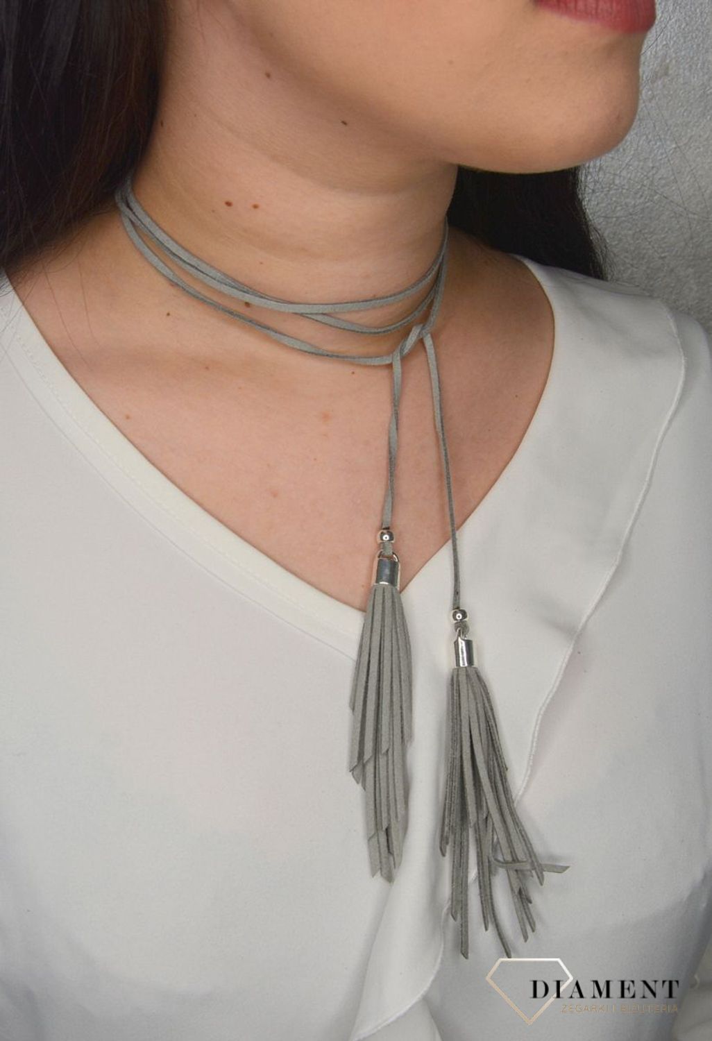 Naszyjnik choker szary rzemyk z chwostami i srebrnymi dodatkami DIA-NSZ-0078-SZARY S. Ciekawy, oryginalny naszyjnik choker to dodatek idealny na lato.jpg